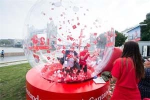 UK – Rory McIlroy in Santander Thames stunt