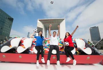 UK - Pringles celebrates the passion for football with the 'Super Sofa' pringles